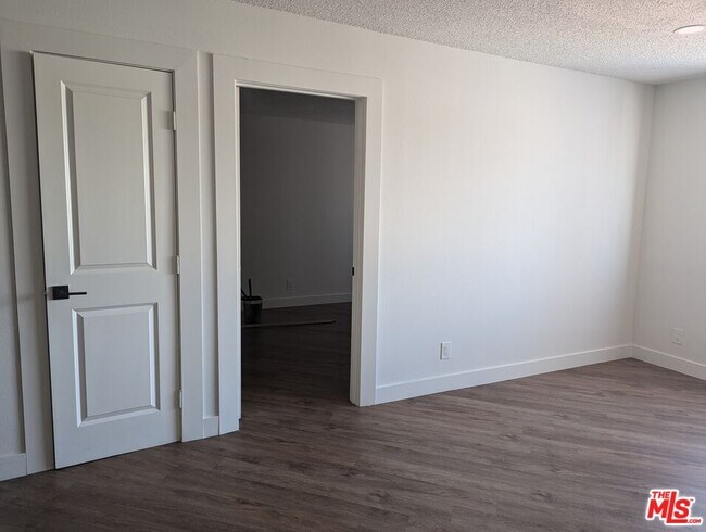 Building Photo - 310 S Kenmore Ave