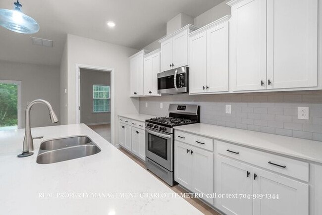 Building Photo - Stunning 4-BR Home on Wooded Cul-De-Sac Lot in Brightwater – Minutes from Rivergate!