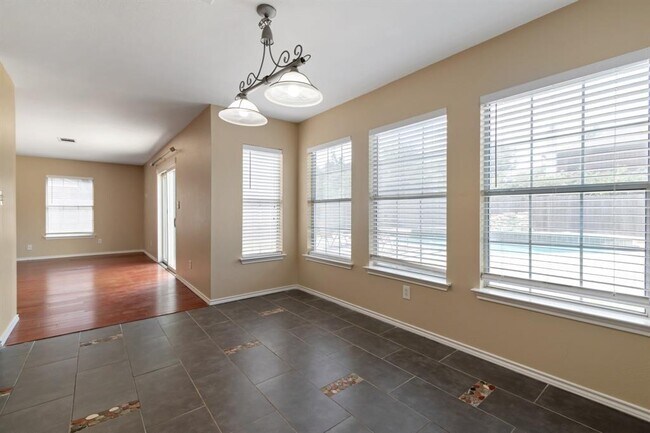 Building Photo - 1117 Del Roy Dr