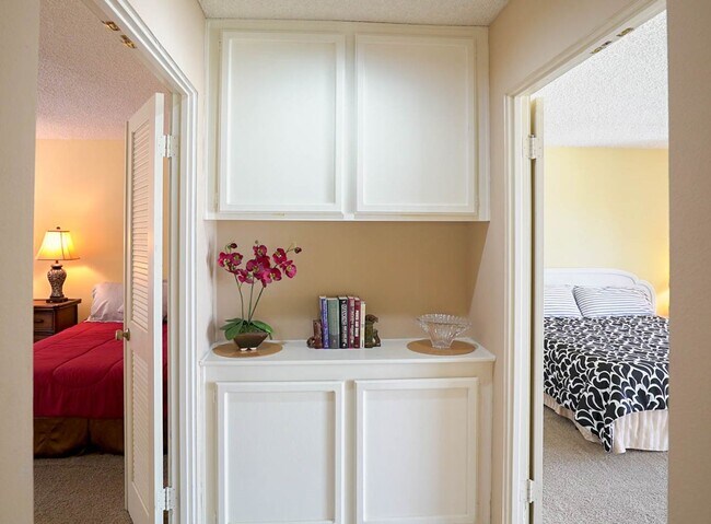 Building Photo - Beautifully Furnished Condo with Mountain Views