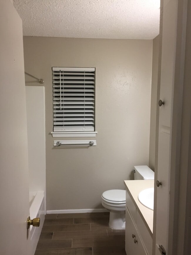 Building Photo - 2401 Cottonwood Dr