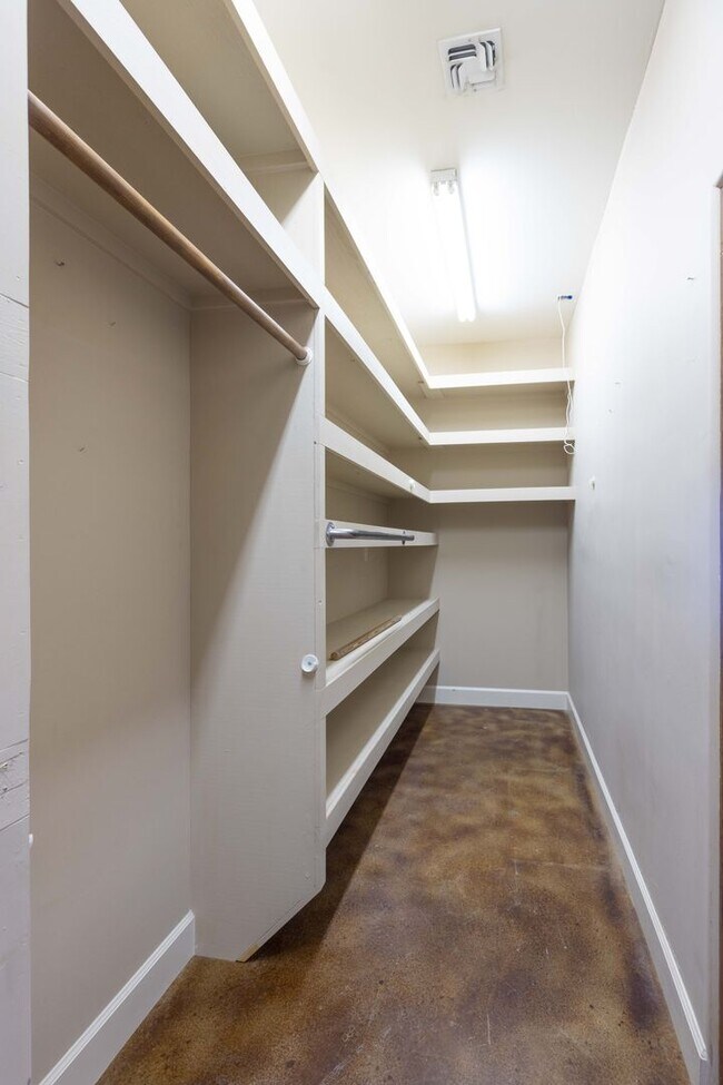Building Photo - 3942 S Ave 4 1/2 E
