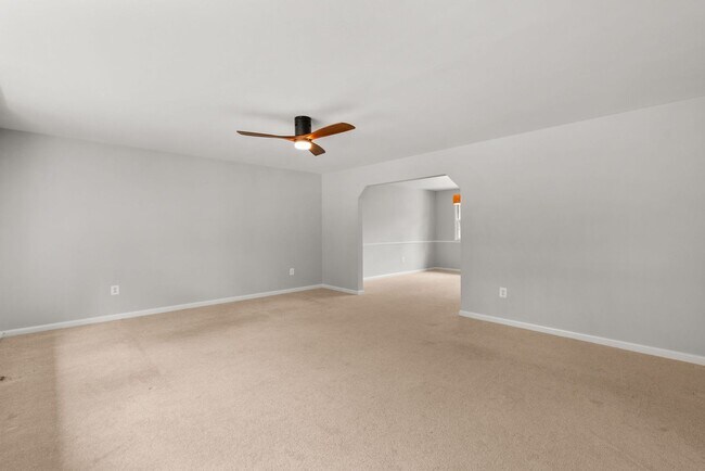 Building Photo - 5 Bed 3 Bath - Chevy Chase Rambler - Move ...