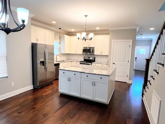 Building Photo - 4 Bedroom 2.5 Bathroom Home