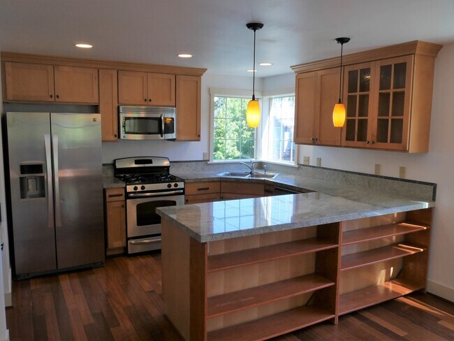 Building Photo - 4 Bedroom Townhouse Blocks from Seattle University