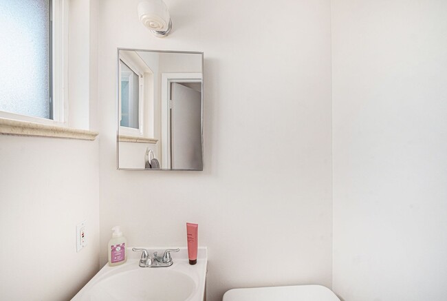 Building Photo - Updated 2 Bed | 1.5 Bath Upper Duplex Near...