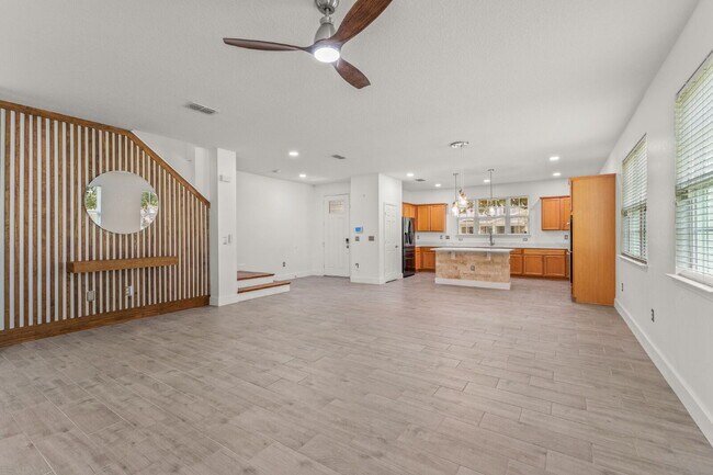 Building Photo - Spacious 3-Bed, 2.5 Bath End Unit Townhome in Windermere with 2 Car Garage!