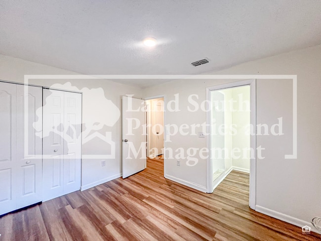 Building Photo - Newly Renovated 3-Bedroom Duplex with Mode...
