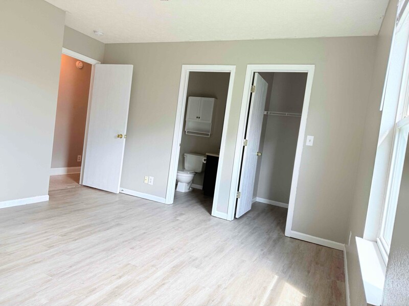 Building Photo - 1327 Roundtable Dr