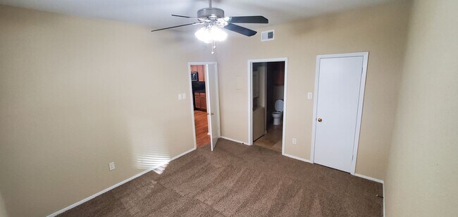 Building Photo - K223 - Hyde Park Oaks #114