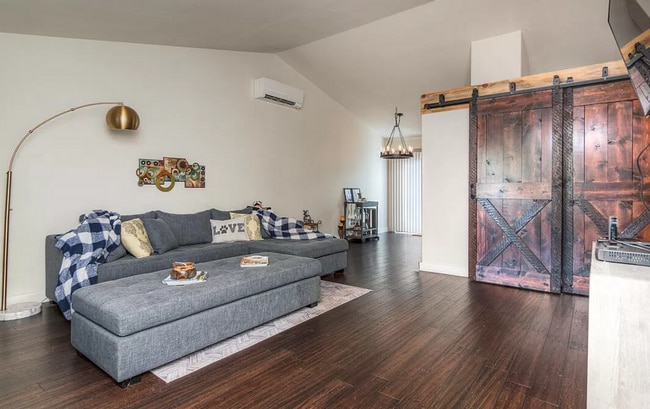 Building Photo - Fantastic 2 Bed/2 Bath with Fully Fenced B...