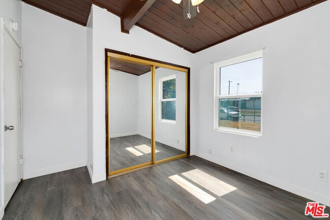 Building Photo - 5633 Cedarglen Dr