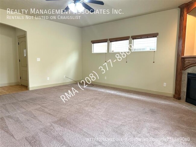 Building Photo - Luxurious 3-Bedroom, 3-Bath Townhouse with...