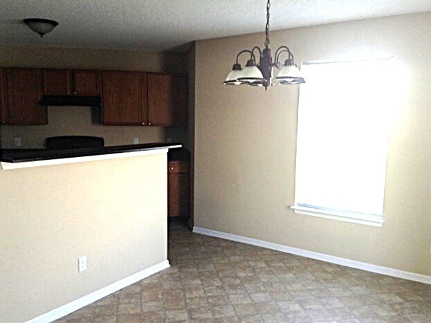 Building Photo - 608 Waterford Way