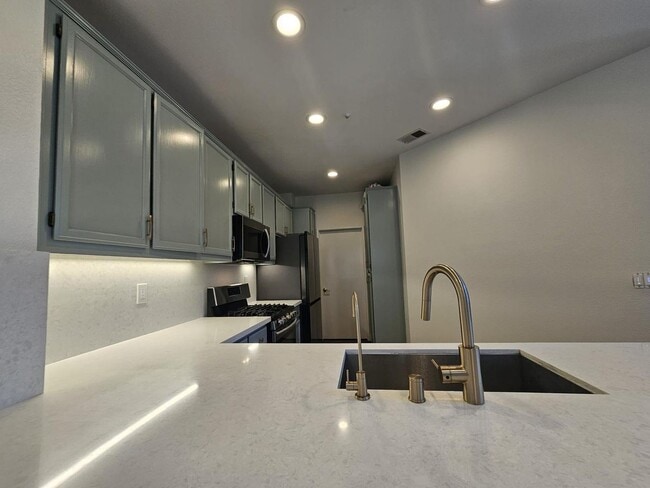 Building Photo - Modern 3BD/3BA Townhouse in Prime Union Ci...