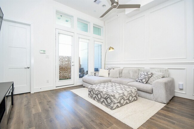 Building Photo - 2412 Canal St