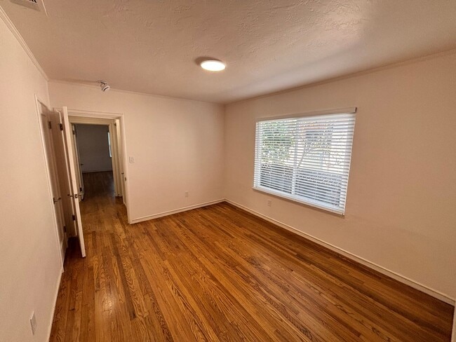 Building Photo - Spacious 3BR, 2Bath House Oakland | $35=00 | Newly Remodeled | Se Habla Español