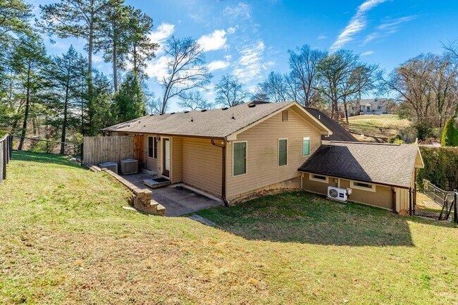 Building Photo - 907 Avon Pl