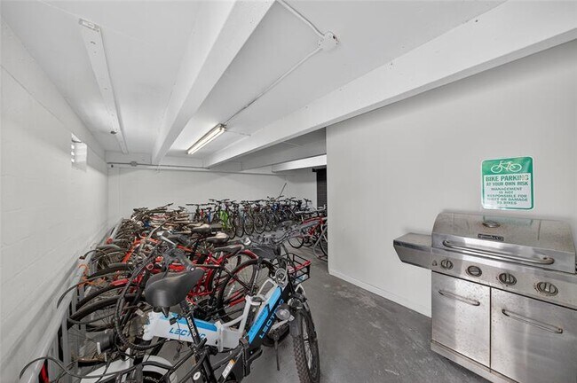 Building Photo - 1800 N Andrews Ave