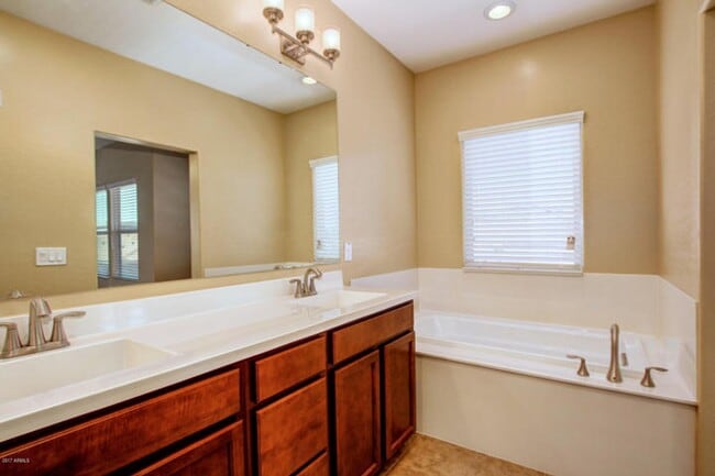 Building Photo - 3 BDRM W/DEN TOWNHOUSE IN PHX