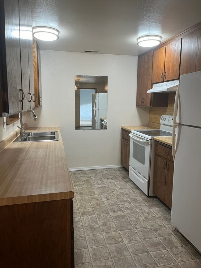 Building Photo - 3 bed / 2 bath house