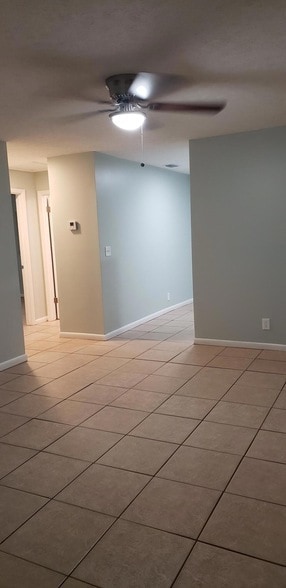 Building Photo - 802 N Lake Dr