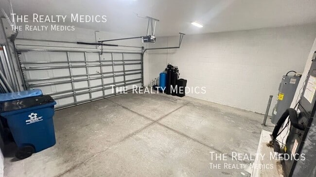 Building Photo - 1682 Waneta St SE