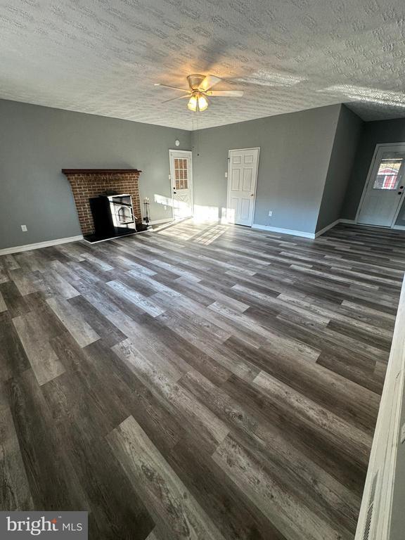 Building Photo - 44075 Louisdale Rd