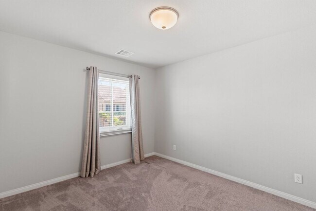 Building Photo - Beautiful 4 Bed 2.5 Bath Home Jones and Wa...