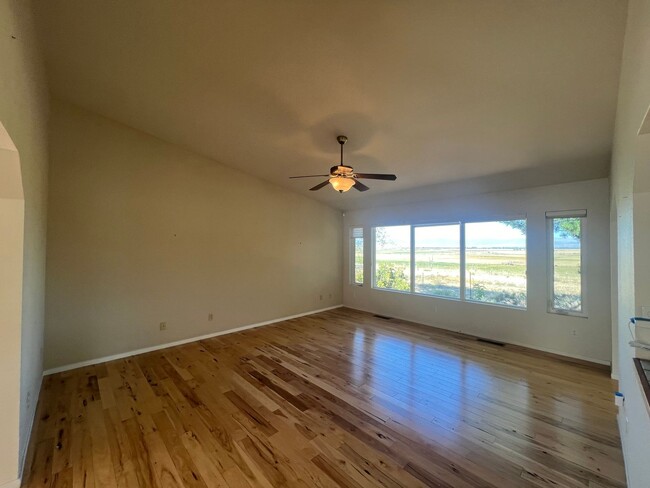 Building Photo - SPACIOUS! 4/4 Home in Gardnerville