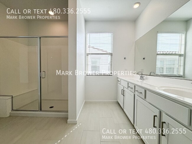 Building Photo - 9852 E Tamery Ave