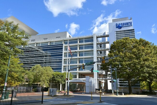 Building Photo - Luxury 1BD/1BA condo steps to SS METRO