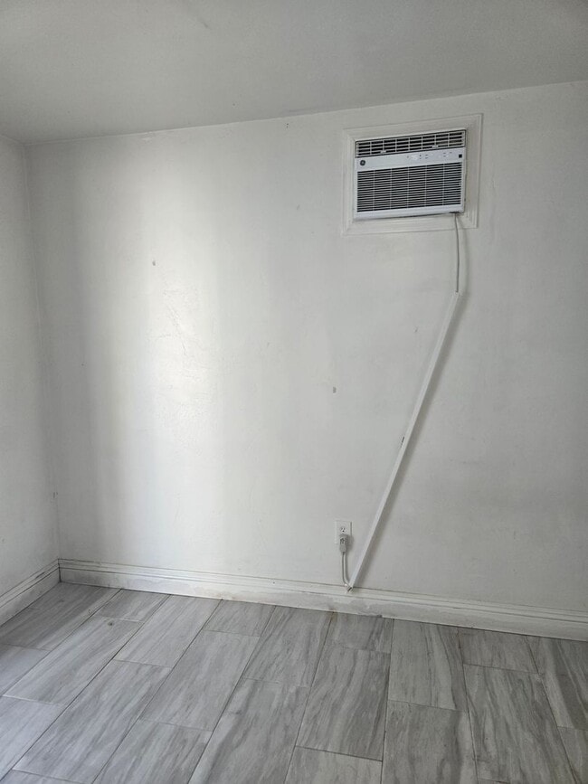 Building Photo - Four bedroom w/ Studio