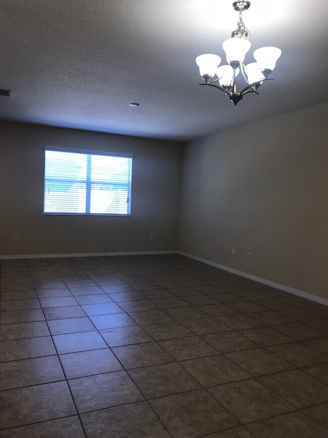 Building Photo - 4 bedroom independence Winter Garden townhouse for rent (internet/cable included in the rent)