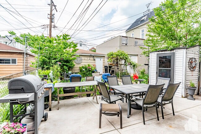 Building Photo - 1332 W Barry Ave