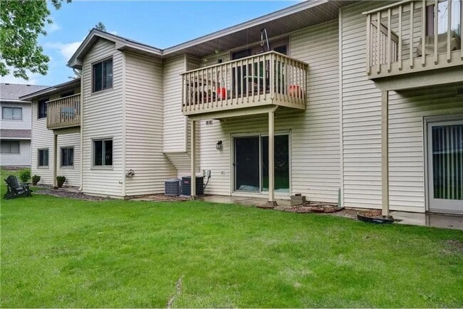 Building Photo - Spacious 2 Bedroom Townhome in Maple Grove!