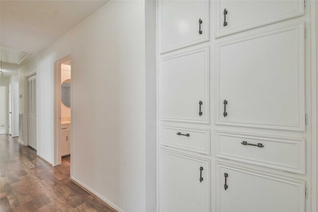 Building Photo - 703 Bayview Dr