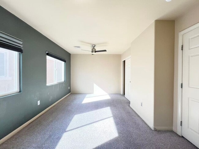 Building Photo - Beautiful 2 story single house