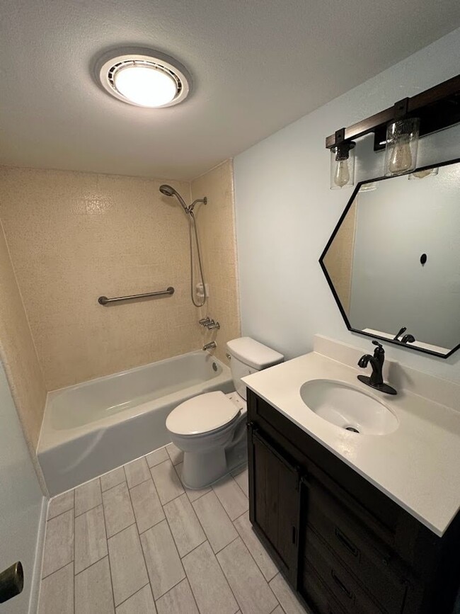 Building Photo - Hawaii Kai - The COLONY MARINA:  Lovely townhouse with spacious 4 bedrooms, 3 bath, 2 covered par...