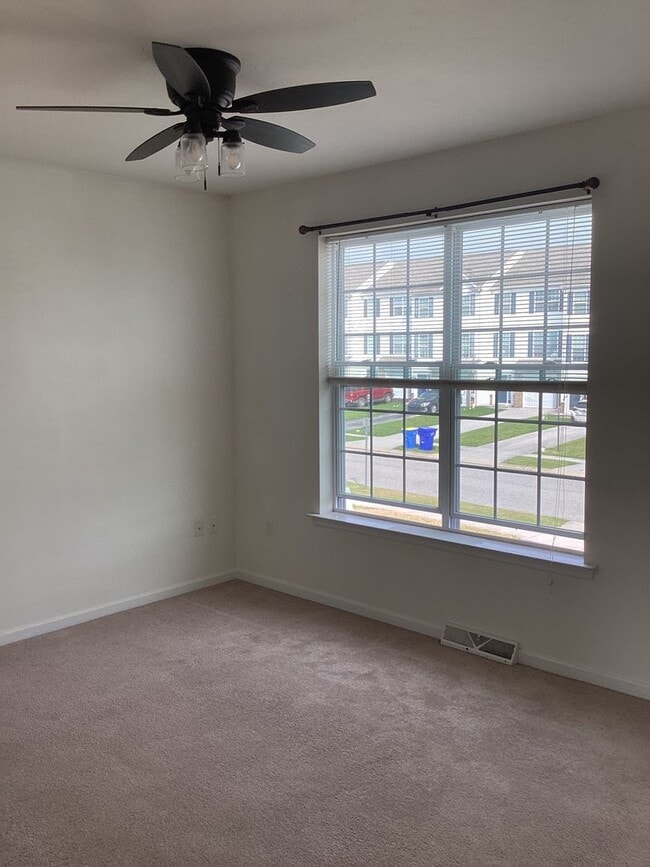 Building Photo - Bright 3 Bedroom, 2.5 Bath Townhome in Spring Grove Schools!!