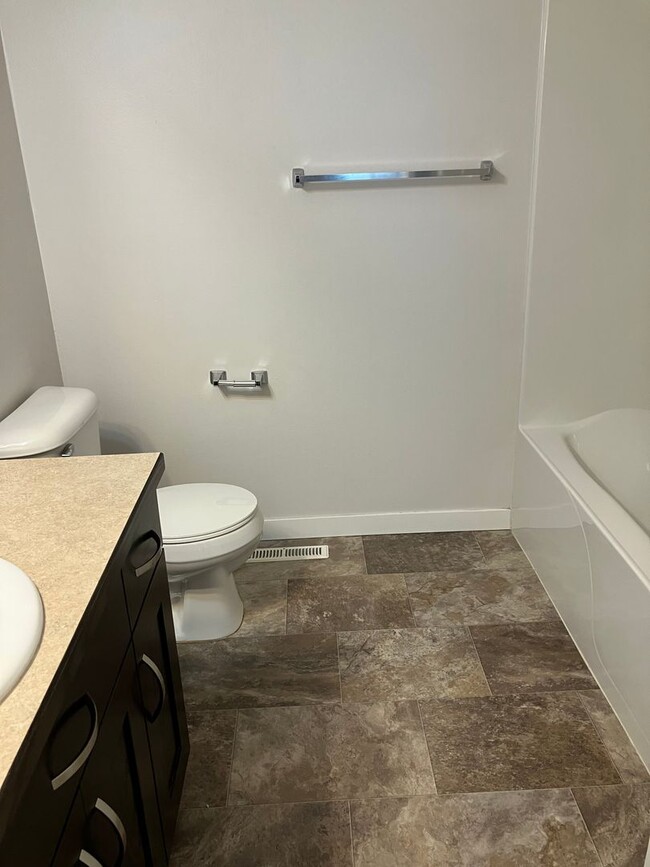 Building Photo - 4 Bed 3 Bath