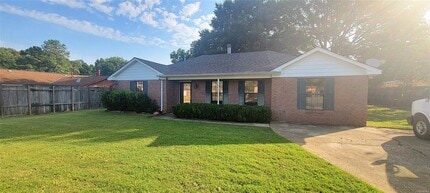 Building Photo - 135 Daffodil Dr