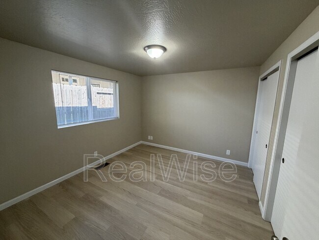 Building Photo - 1480 SW Kellenbeck Ave