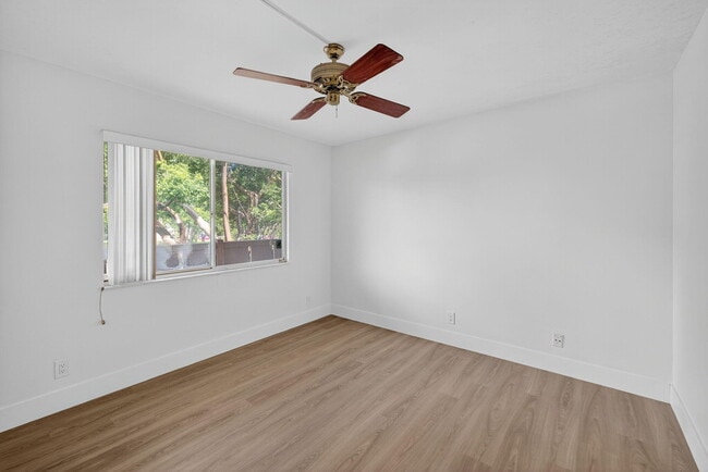 Building Photo - 14375 Strathmore Ln