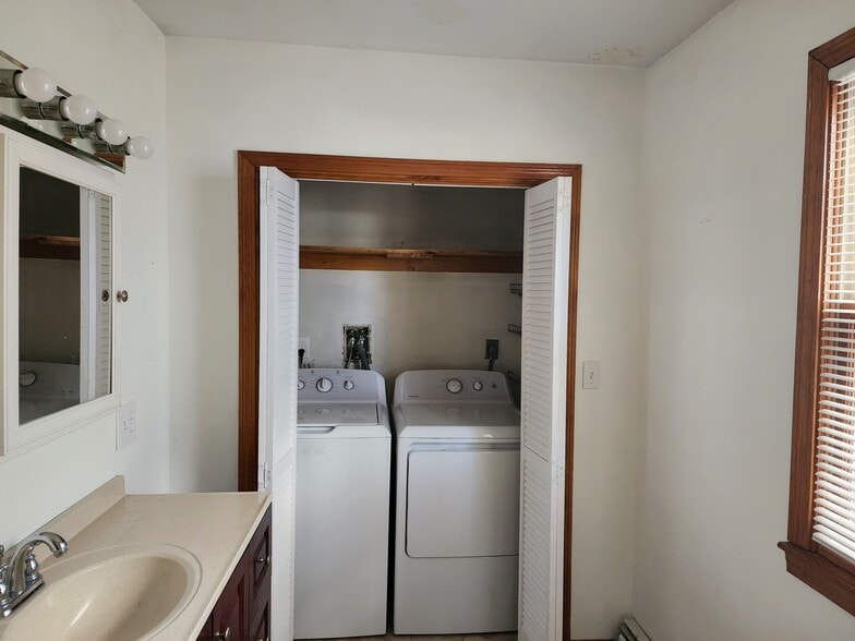 Building Photo - 31 Elm St