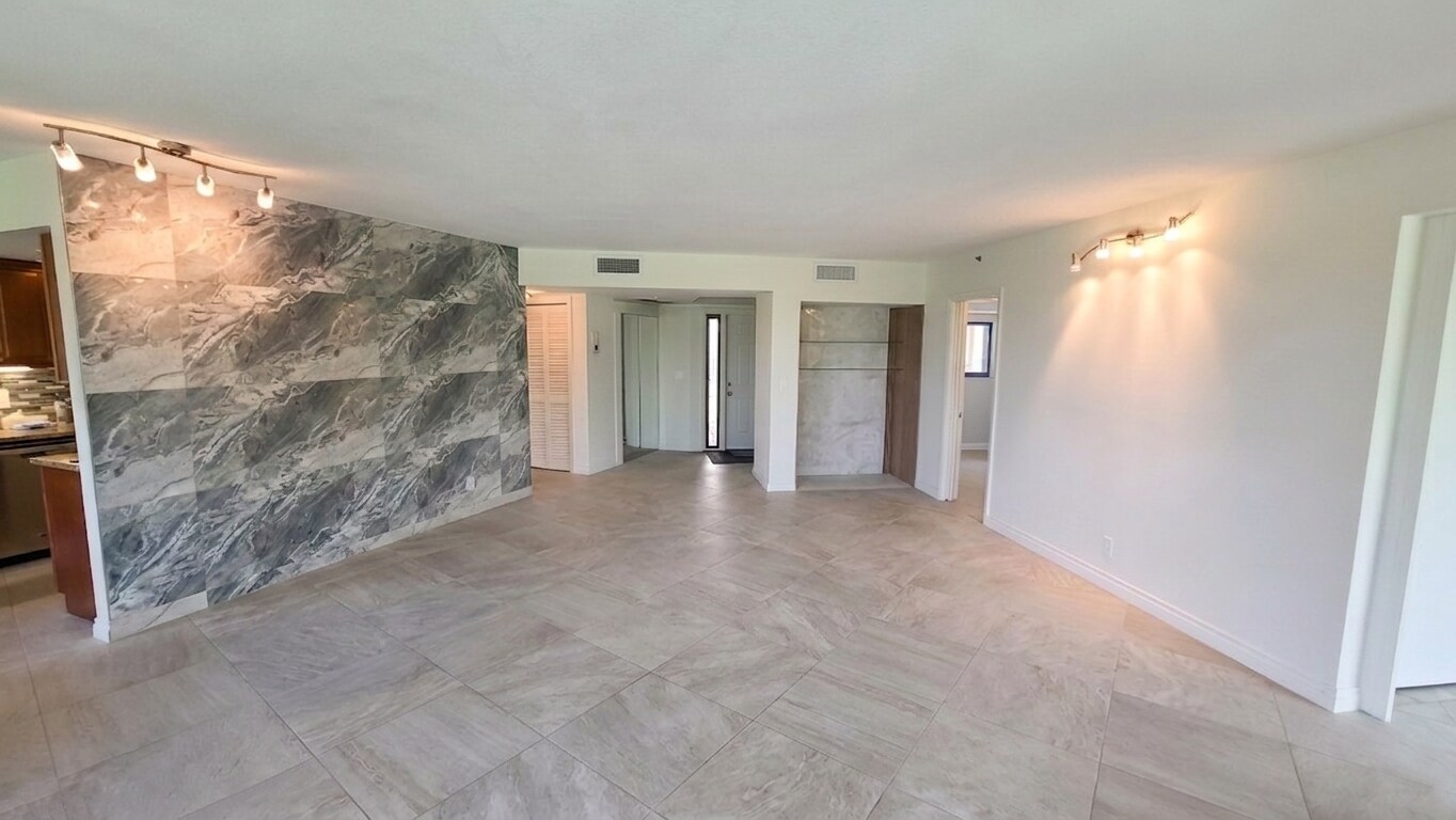 Building Photo - 5279 Fountains Dr S