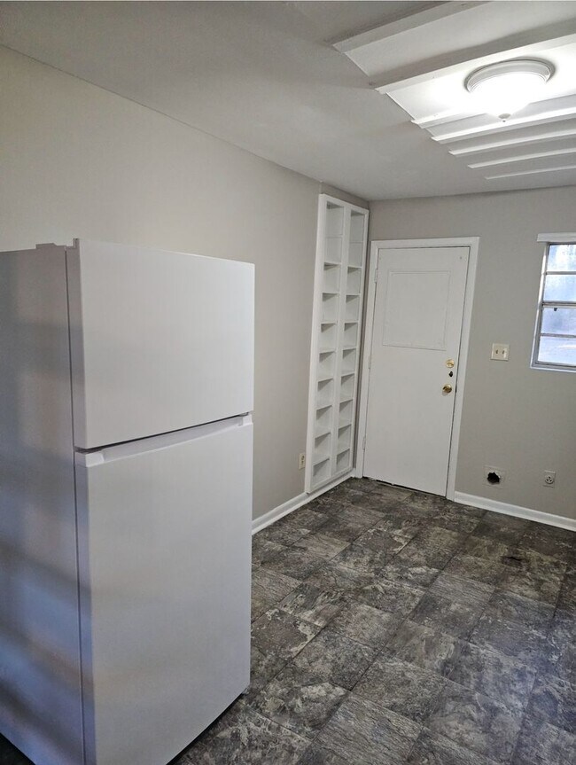 Building Photo - Newly renovated 2 bedroom, 1 bath duplex i...