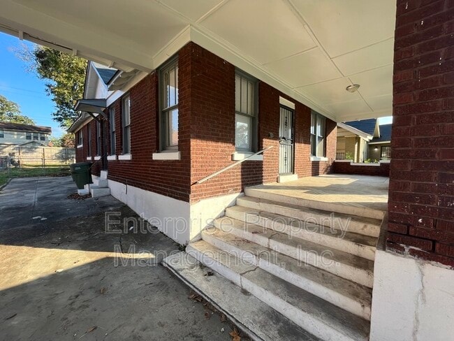 Building Photo - 836 Maury St