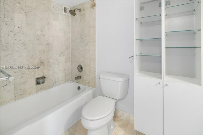 Building Photo - 1420 Brickell Bay Dr