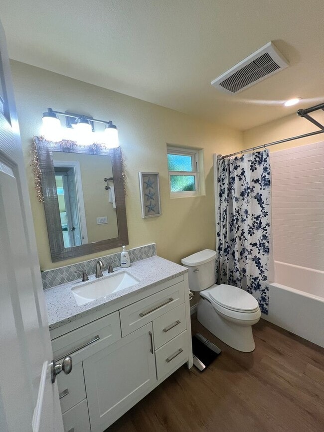 Building Photo - Ventura - Fully furnished one bedroom, one bath month to month rental!